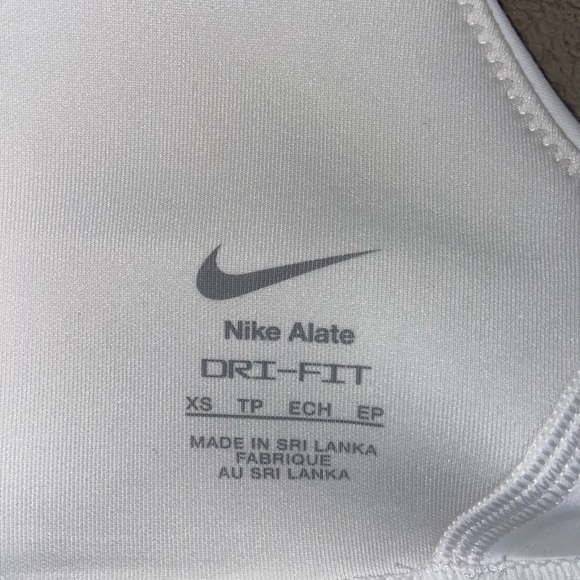 New with tags Nike Alate All U Sports Bra - Picture 3 of 3